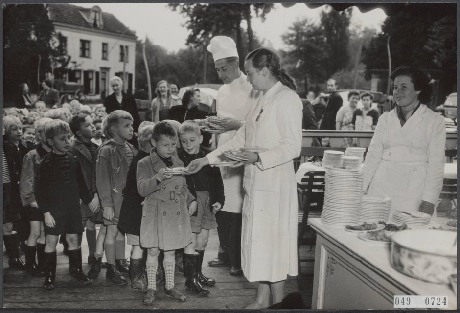 Kinderen in Breukelen worden nog steeds ieder jaar getrakteerd op poffertjes, zoals hier in 1952.