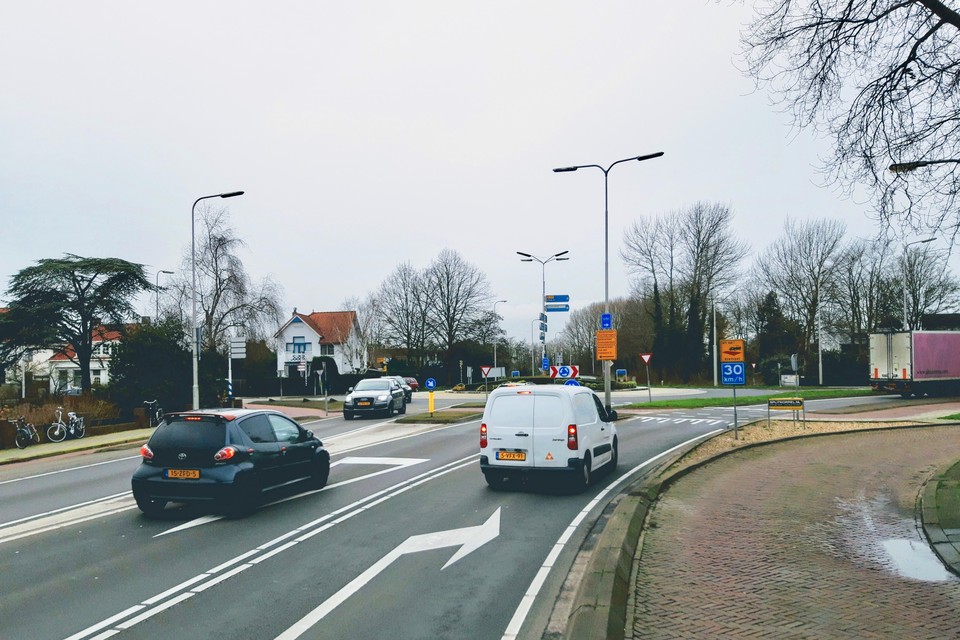 De Van Pallandtlaan richting de rotonde bij de Hoofdstraat.