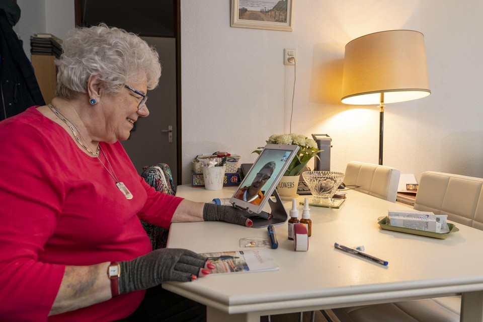 Inge Boutkan (80) krijgt beeldzorg via een scherm in haar woning in seniorencomplex Eikenhorst in Lisse.
