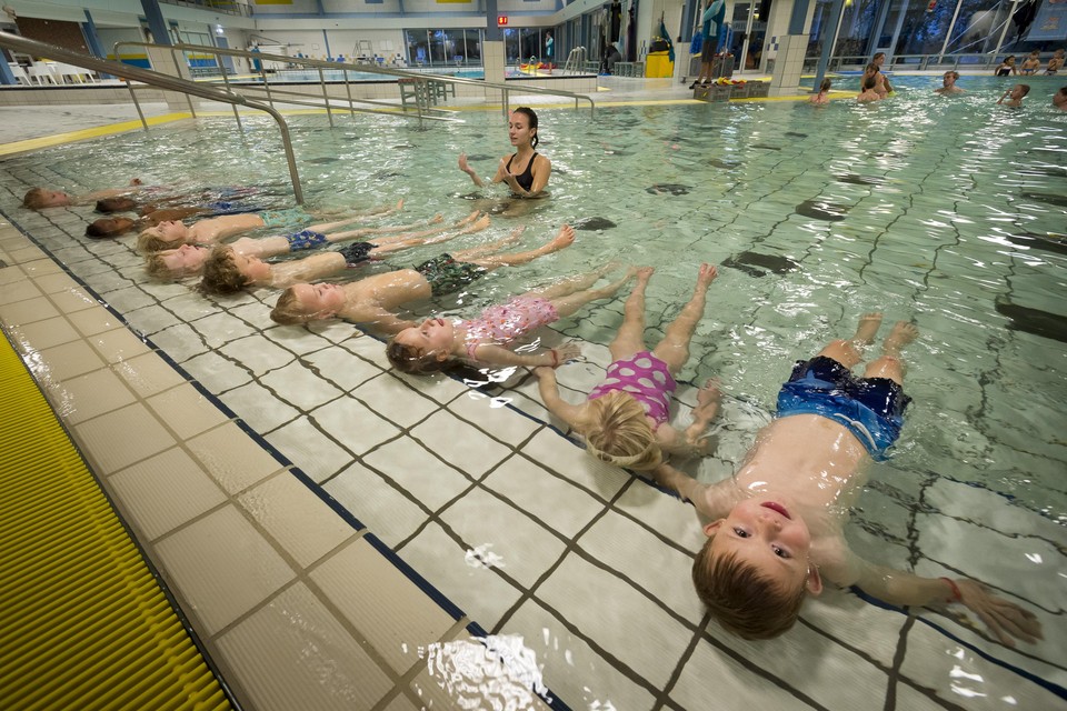 Kunnen de Voorschotense kinderen ook in de toekomst leren zwemmen in Het Wedde? Die vraag is nog lang niet beantwoord.
