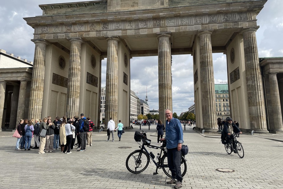 Dirk van Kampen, aangekomen bij de Brandenburger Tor in Berlijn. „Het was uitdagender dan verwacht.”