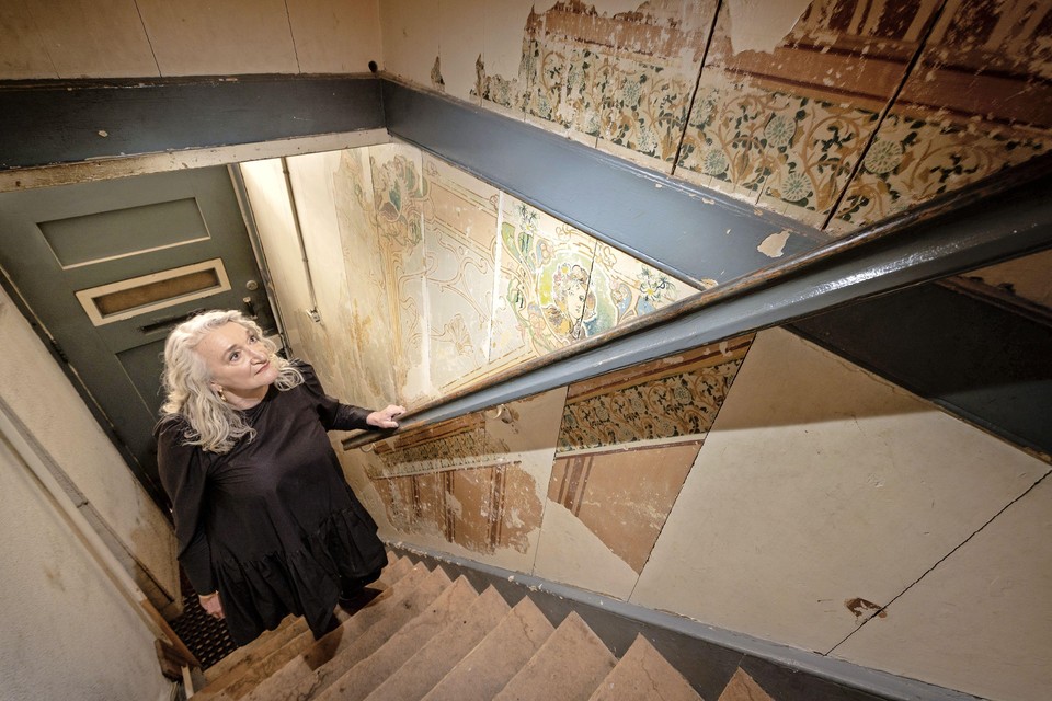 Annemieke in haar trappenhuis bij de bijzondere schildering