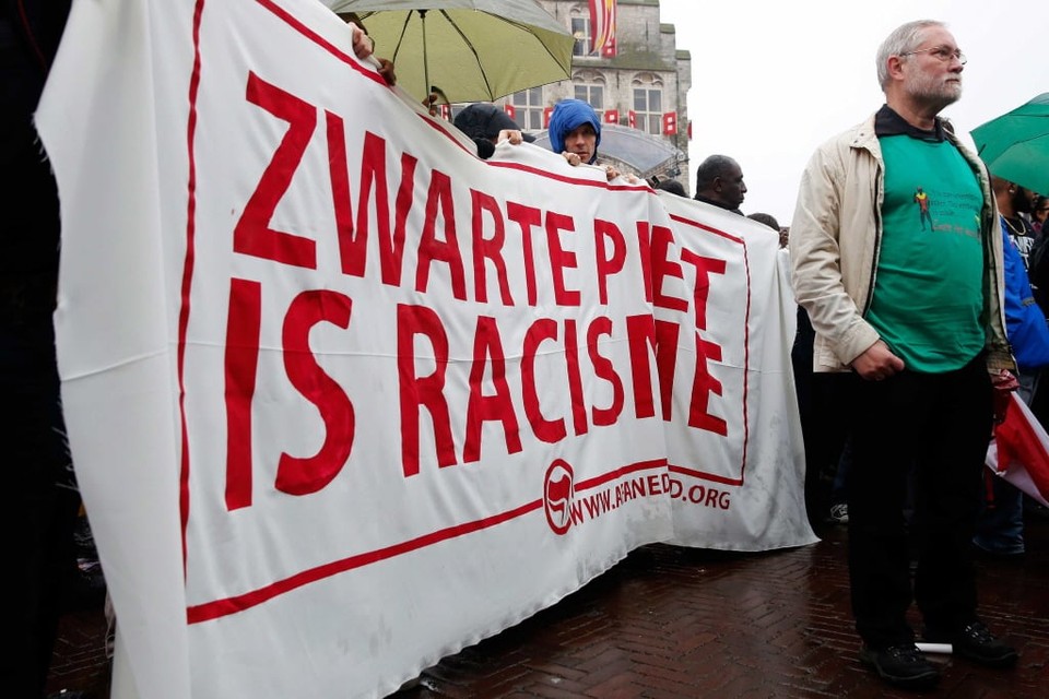 Debat tegen Zwarte Piet in Gouda, vorig jaar november. In Leiden hoeft het protest niet zo hoog op te laaien. Foto ANP 