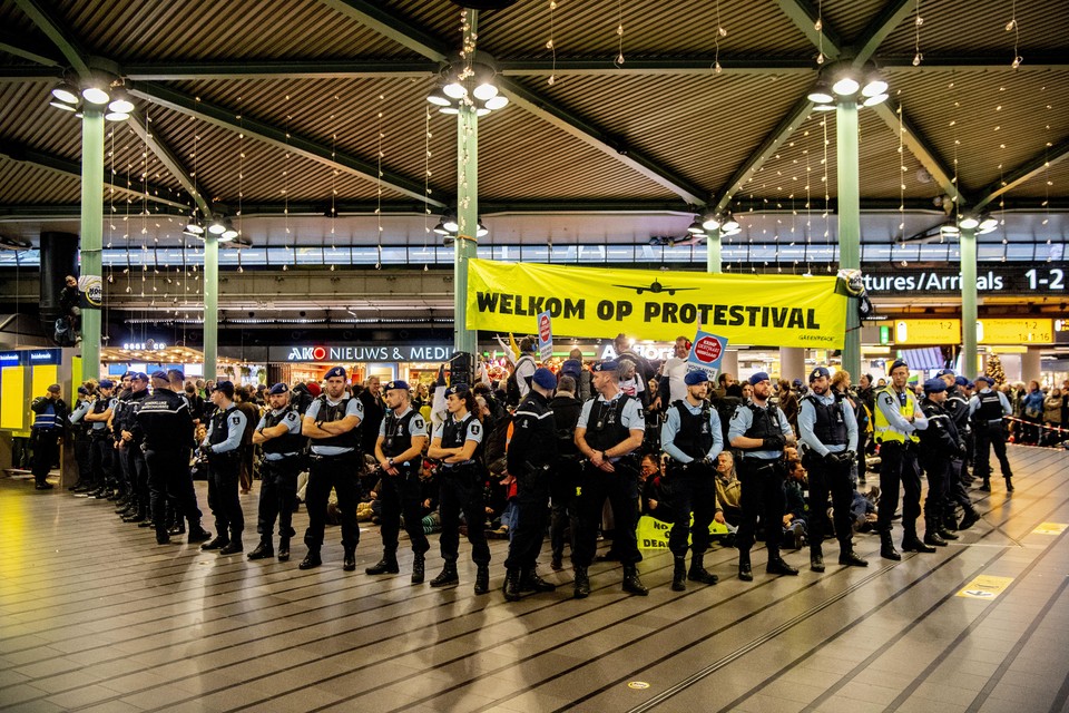 December 2019: op Schiphol Plaza worden demonstranten aangehouden door de marechaussee bij een protest tegen de luchtvaart.