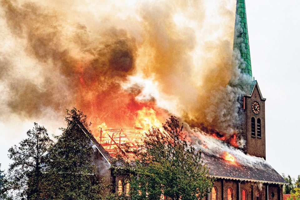 Beeld van 4 november 2019: Onder het dak van de Onze-Lieve-Vrouw-Geboortekerk in Hoogmade is een grote brand begonnen.