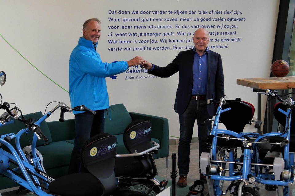 Ben Krul, voorzitter van Fietsmaatjes LeidenLeiderdorp, ontvangt de sleutels van de twee nieuwe duo-fietsen uit handen van bestuursvoorzitter Ton van Houten an Zorg en Zekerheid