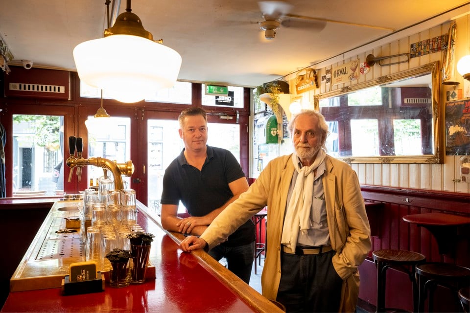 Colin van Gestel (links) en Ben Walenkamp aan de bar van het jubilerende jazzcafé De Twee Spieghels.