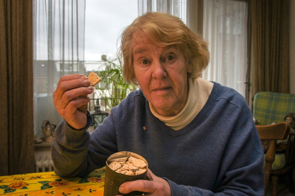 Elly Olthoff bewaart een blikje met biscuits, dat in 1945 is afgeworpen boven Bennebroek bij een voedseldropping.
