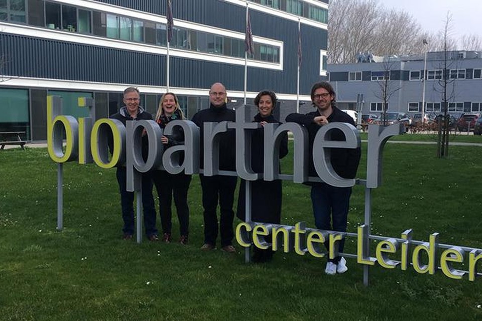 De eerste werknemers van Aparito in Leiden poseren bij hun nieuwe werkplek.