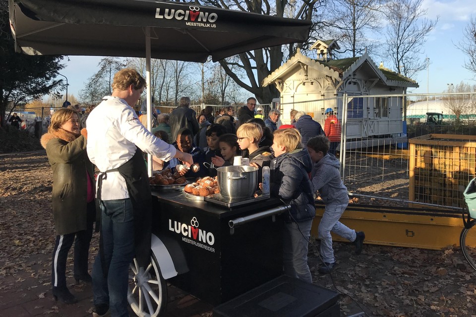 Koen van Es van Luciano Wassenaar deelde tijdens de verplaatsing van het Koffiehuisje in november 2018 nog gratis ijsjes en oliebollen uit omdat hij het monument zou gaan runnen.