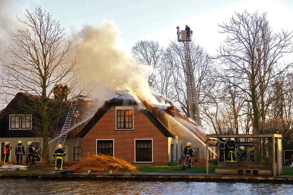 Grote brand in woning met rieten kap in Leimuiden. Foto Daniel van Straeten