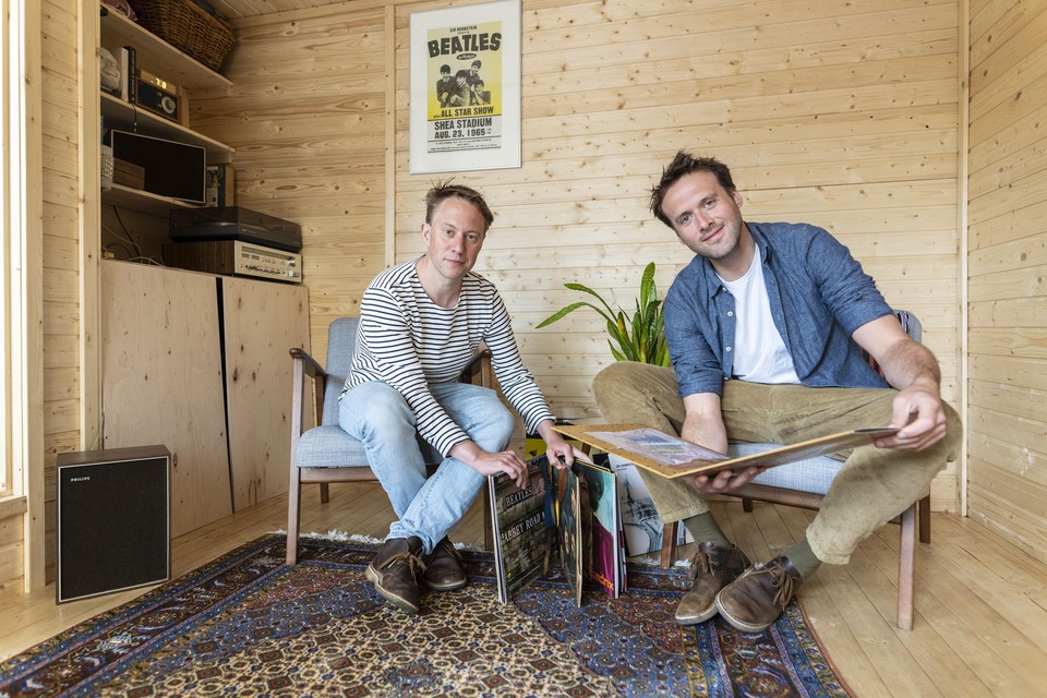 Mark Siera en Jurre Zwinkels zijn op zoek naar verhalen uit de recente muziekgeschiedenis.