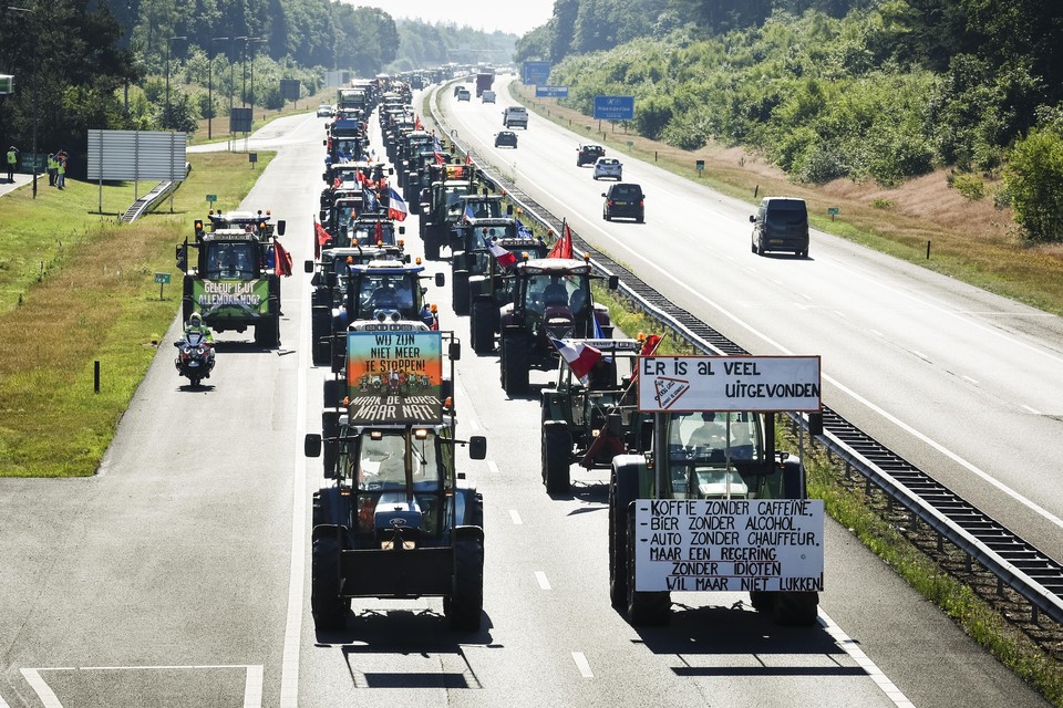 Tractoren op de snelweg A1 tussen Apeldoorn en Stroe.
