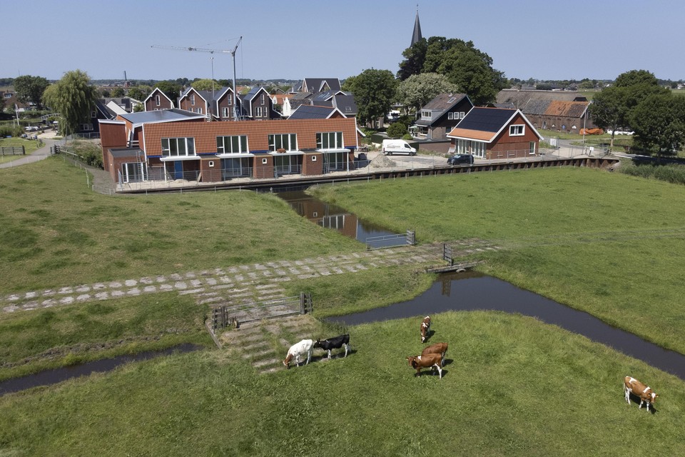 De nieuwbouwwoningen voor woongroep Quackenbosch in Oud Ade zijn bijna klaar. Maar de aansluiting op het elektriciteitsnet laat nog maanden op zich wachten.