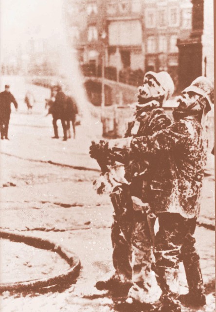Brandweermannen met ijspegels aan de snorren blussen het stadhuis.