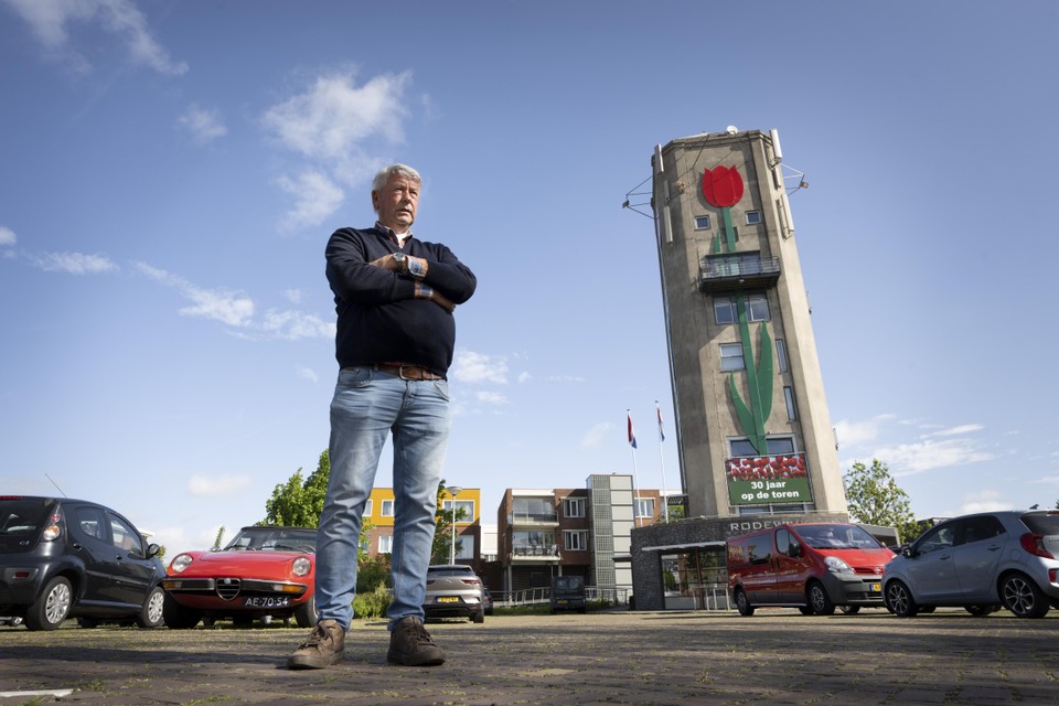 Kees de Jong is trots op de toren met zijn tulpen in hartje Roelofarendsveen: ,,Prachtig symbool.’’