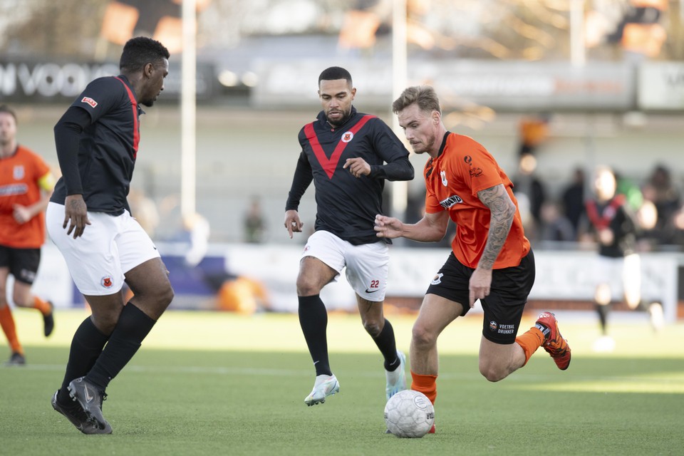 AFC’er Joël Tillema achtervolgt Tim Freriks (Katwijk).