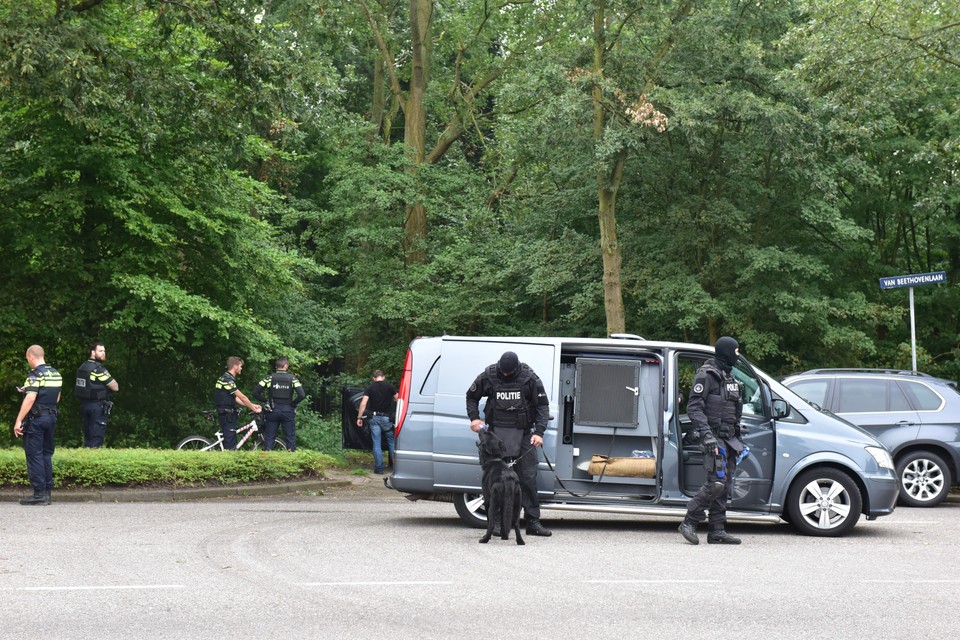 Veel politie op de been na de overval op de woning aan de Van Beethovenlaan in Voorschoten. foto Toon van der Poel