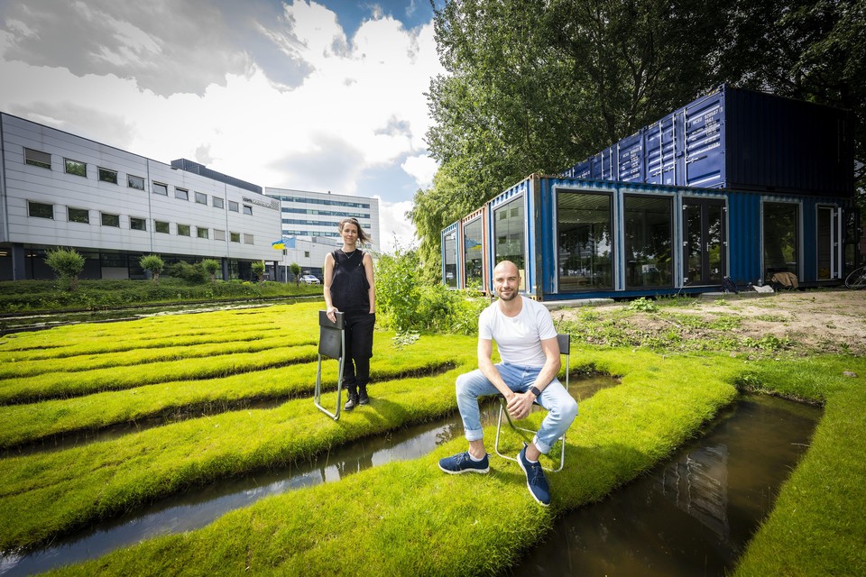 Tessa van Straaten en Erwin Slierings beginnen een nieuwe, informele horecagelegenheid nabij het Levend Lab. Op die manier hoopt het Leiden Bio Science Park meer ontmoetingsgelegenheiden te creëren, nu het bedrijvenpark uitgroeit tot een stadswijk.
