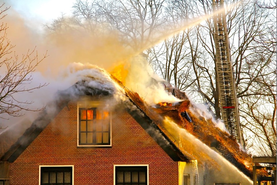 Grote brand in woning met rieten kap in Leimuiden. Foto Daniel van Straeten