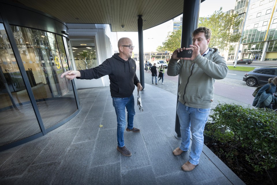 Huig Plug en Pieter Parlevliet bij de redactie van het Leidsch Dagblad.