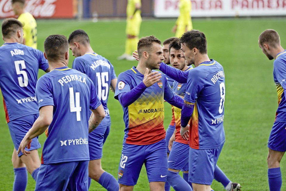 Hector Hevel wordt door zijn ploeggenoten gefeliciteerd na zijn doelpunt tegen Villarreal B.