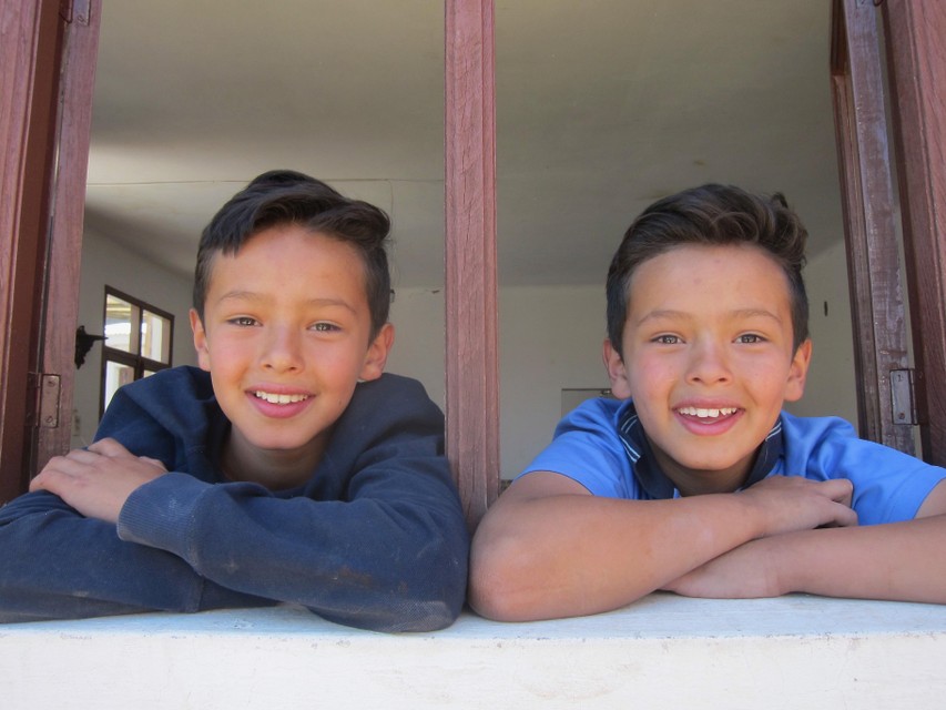 De inmiddels 10-jarige tweeling Santiago (links) en Sebastian.