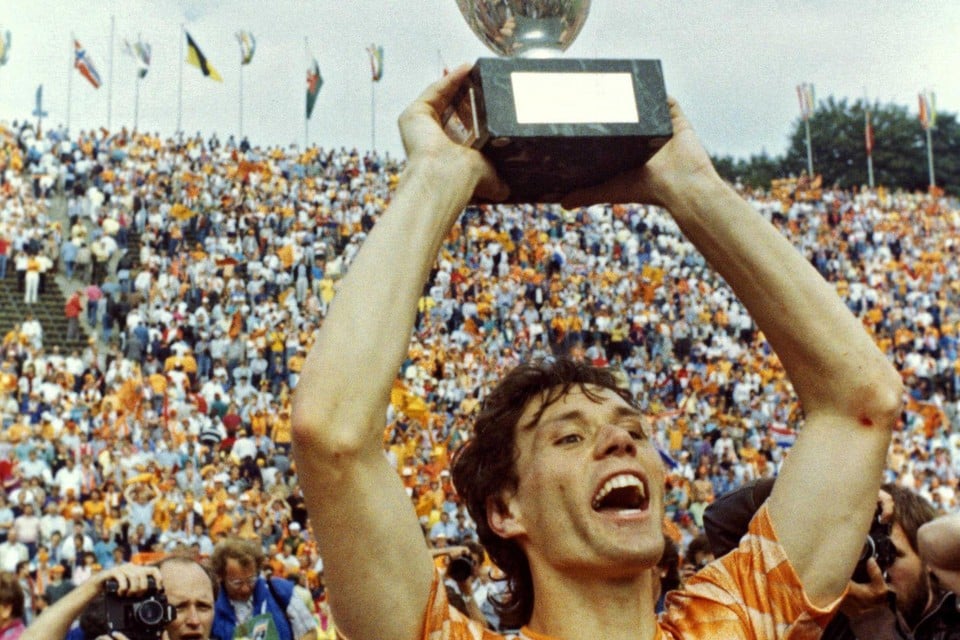 Marco van Basten met de Europese beker voor landenteams na een 2-0 overwinning op de USSR.