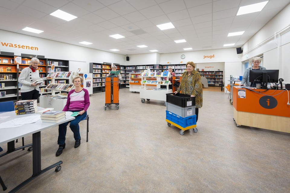 De vrijwilligers van de bibliotheek in Leimuiden kunnen nog zeker een jaar blijven.
