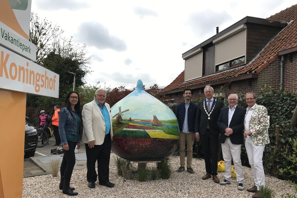 Burgemeester Cornelis Visser heeft de reuzenbol onthuld bij vakantiepark Koningshof in Rijnsburg.