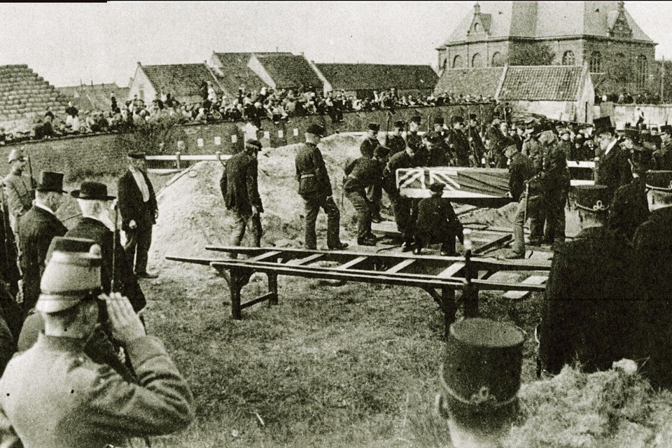 De begrafenis op 6 oktober 1914 in Katwijk van acht bemanningsleden van drie Britse schepen die na een Duitse aanval waren vergaan. Later zouden ze in Noordwijk worden herbegraven.