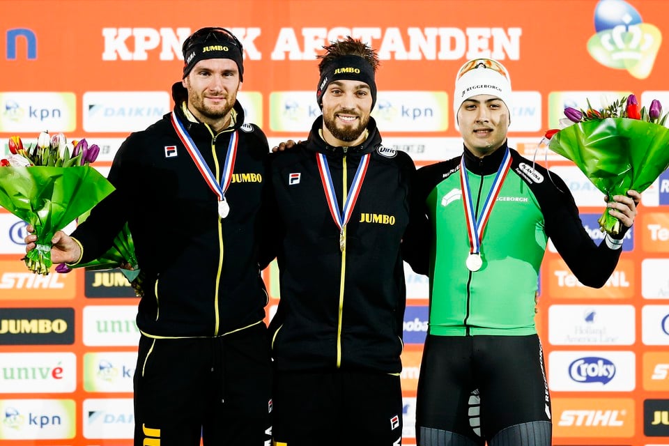 Winnaar Kjeld Nuis temidden vanThomas Krol (links, tweede) een Kai Verbij (derde) tijdens de prijsuitreiking van de 1000 meter op het NK Afstanden in Thialf.