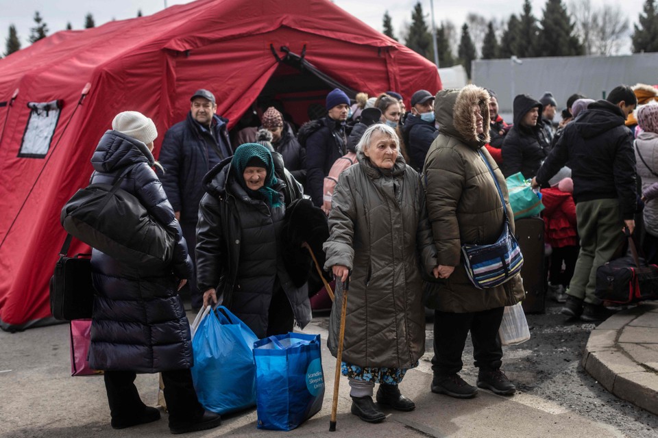 Hoogbejaarde vluchtelingen op de grensovergang bij het Poolse Korczowa.