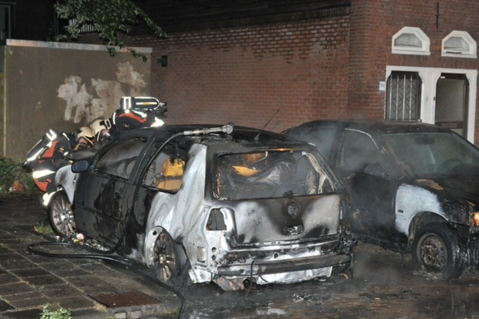 Auto uitgebrand in de Driftstraat. Foto: Toon van der Poel