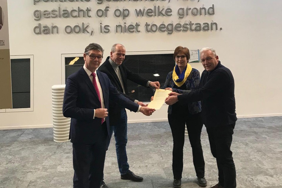 Wethouders Van Velzen en Schotanus nemen namens het college de verklaring in ontvangst van Marjon Verkleij (CDA) en René Driesen (GroenLinks).