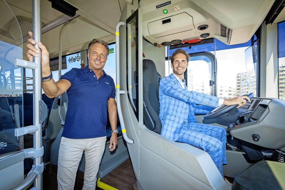 Eric Beuk naast wethouder Roberto ter Hark achter het stuur in de nieuwe pendelbus