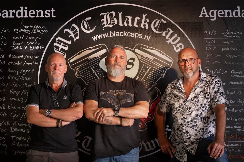 Het bestuur van motorvriendenclub BlackCaps: Hans Jansen, voorzitter Emiel Gommans en Bert van Leeuwen.