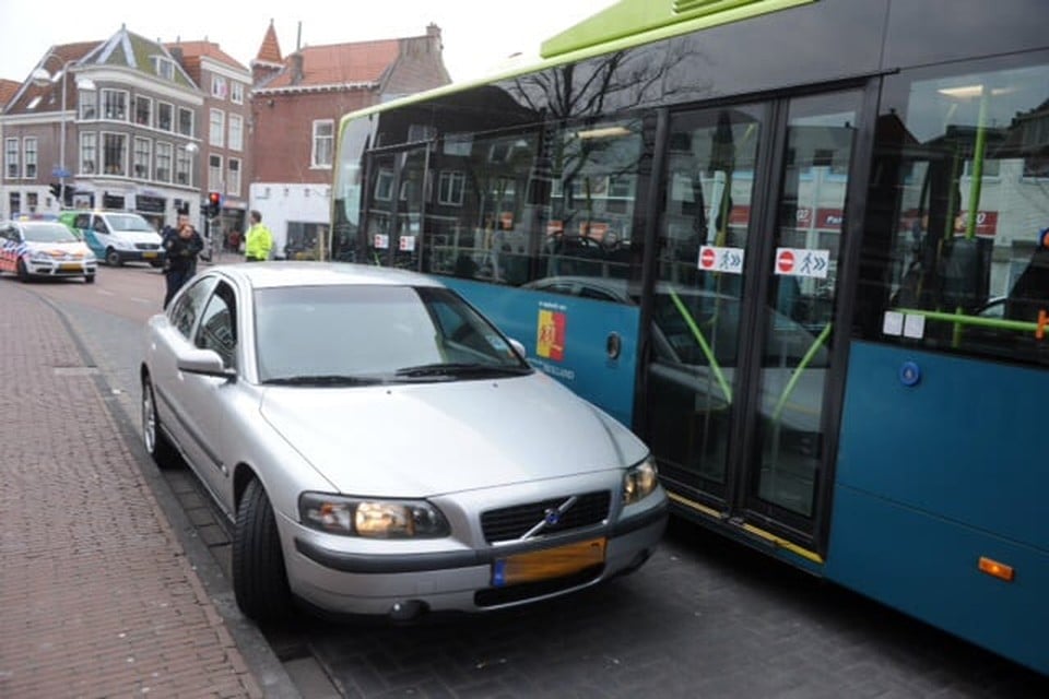 Persoon gewond door ongeluk met bus in Leiden. Foto: Toon van der Poel