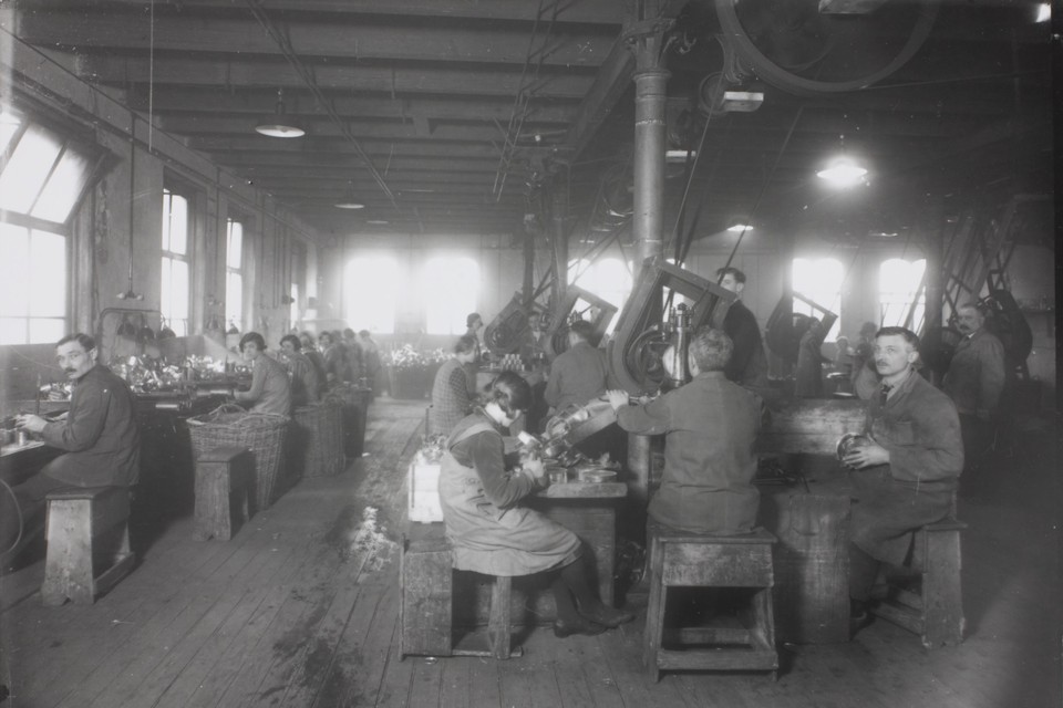 Arbeiders verwerken groenteblikken in de conservenfabriek.