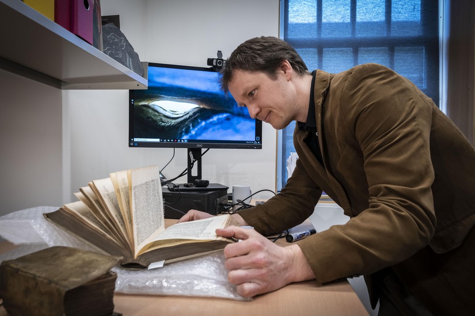 Thijs Porck onderzoekt zestiende- en zeventiende eeuwse boeken.