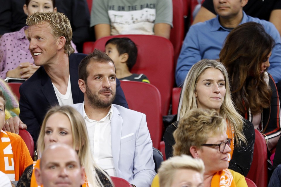 Dirk Kuyt, Rafael van der Vaart en Estevana Polman op de tribune tijdens de wedstrijd Nederland-Duitsland in de Nations League.