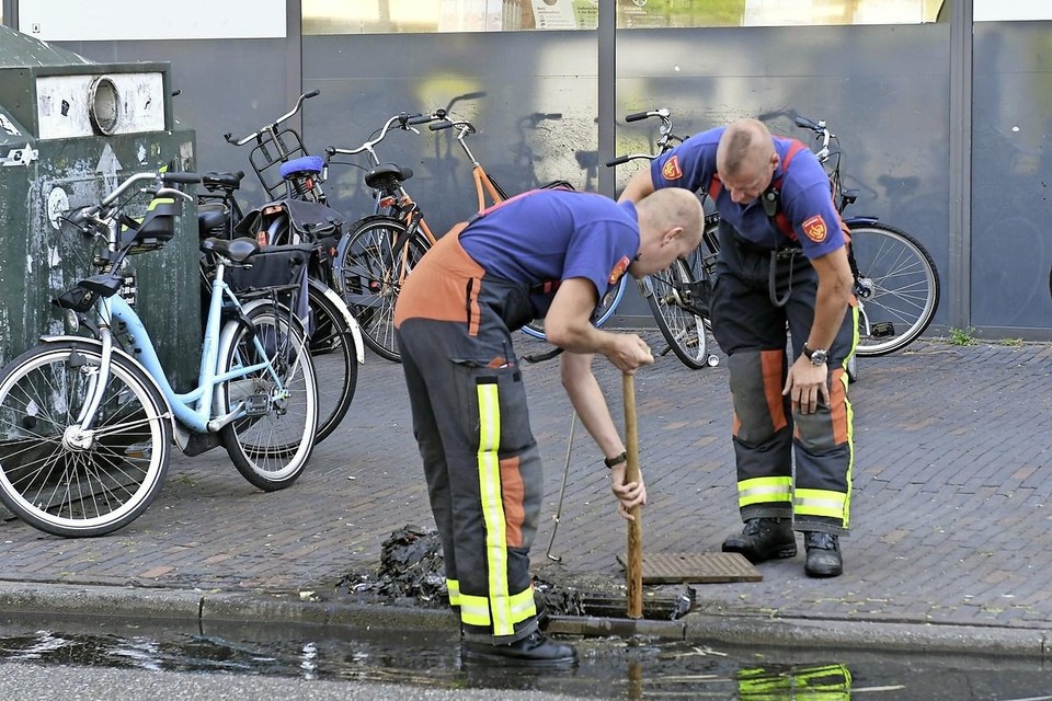Onder een flatgebouw aan de Stationsweg in Leiden ontstond maandagmiddag een grote waterlekkage. Het weggepompte water kon pas goed het riool in nadat brandweerlieden de kolken van vuil hadden ontdaan.