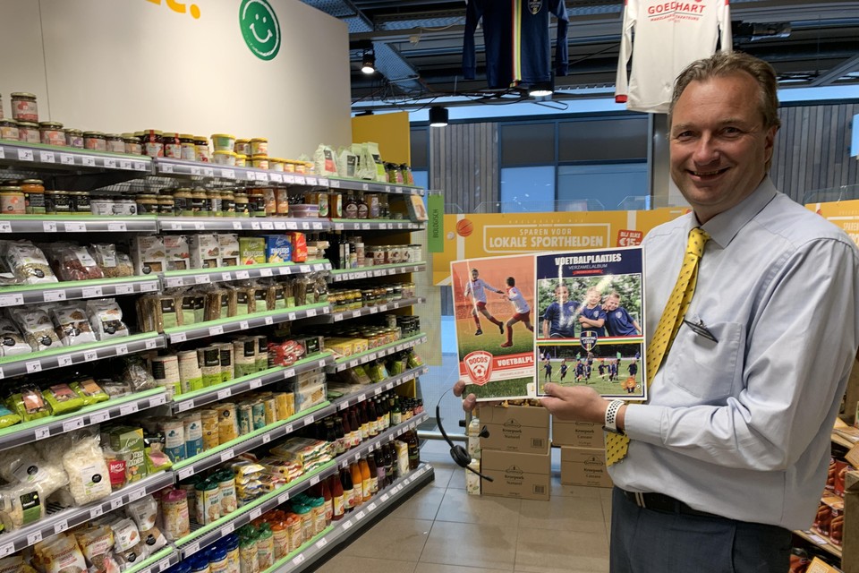 Supermarktmanager Jelle de Boer met de verzamelalbums van Docos en Sporting Leiden.