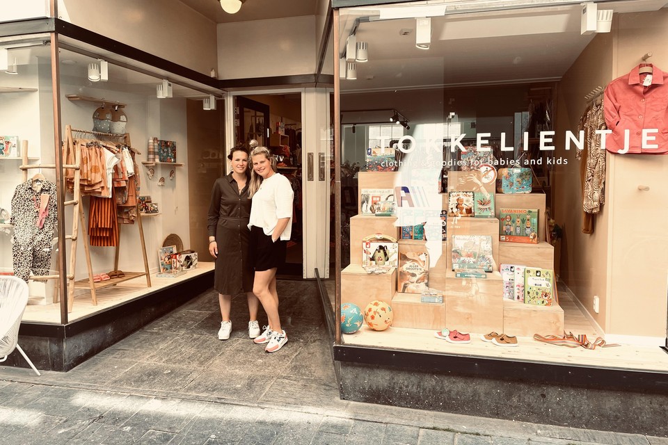 Gabrielle en Lisa voor hun nieuwe winkel op de Maarsmansteeg.