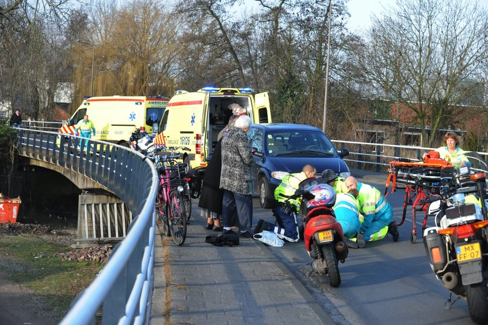 De fietser is naar het ziekenhuis in Alphen gebracht / foto Hielco Kuipers