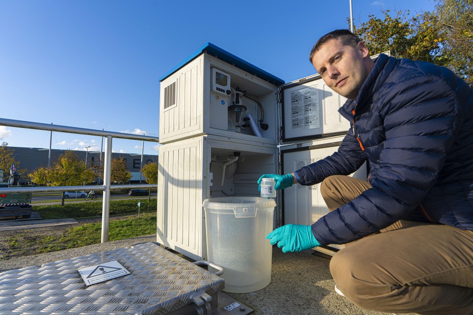 Een medewerker van het hoogheemraadschap van Rijnland neemt hier in Alphen aan den Rijn een monster van het rioolwater, zodat het kan worden getest op coronavirussen. Dat gebeurt drie keer per week.