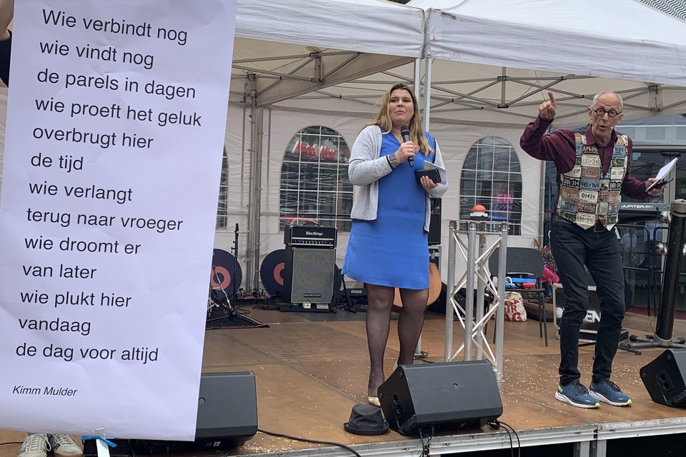 Wethouder Anouk Noordermeer (cultuur) maakt het winnende gedicht bekend.