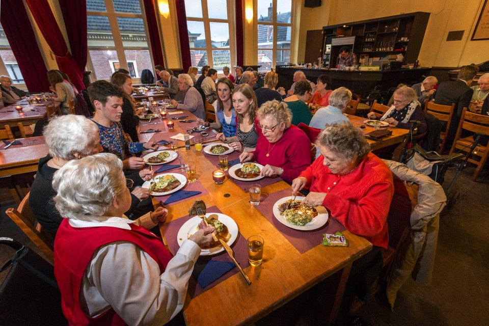 Studentenvereniging Quintus hield in maart dit jaar een diner voor Leidse ouderen. Foto Hielco Kuipers