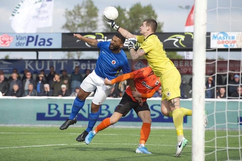Katwijk-doelman Ricardo Kieboom is eerder bij de bal dan AFC-spits Raily Ignacio.