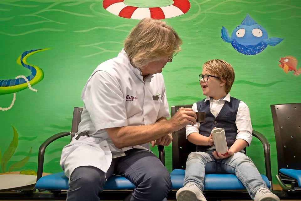 Jip op bezoek bij zijn kinderarts Michel Weijerman van Alrijne Ziekenhuis:  ,,Ik heb concurrentie van Johnny de Mol en Thijs Swinkels. De nominatie is al leuk.’’